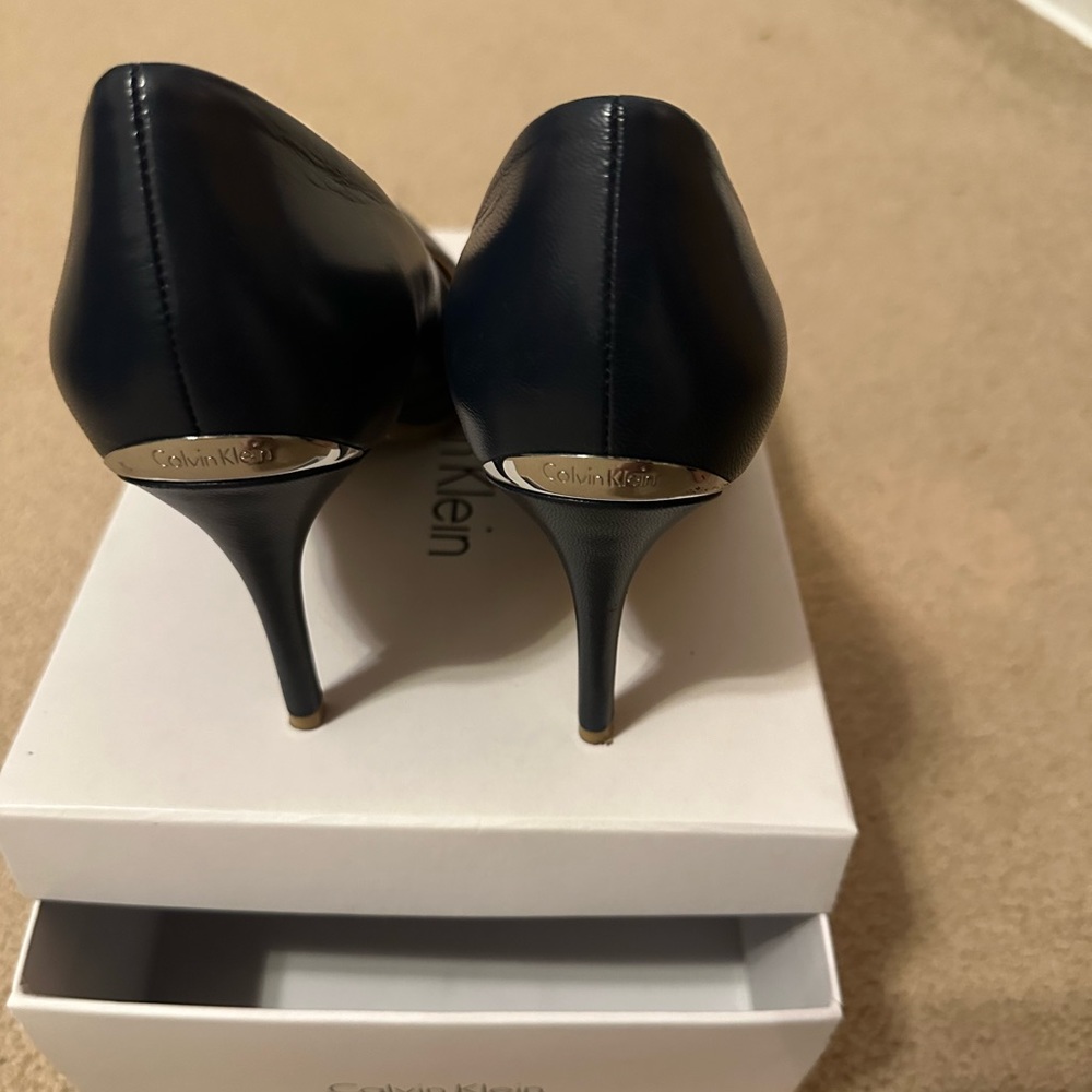 Calvin Klein Gayle Kid Skin, navy blue pumps in very good condition.